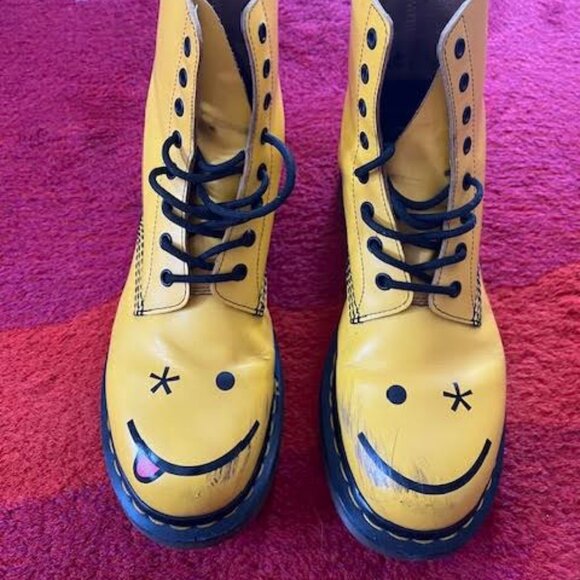 Dr. Martens Shoes - RARE Dr. Martens Smiley Hincky Boot